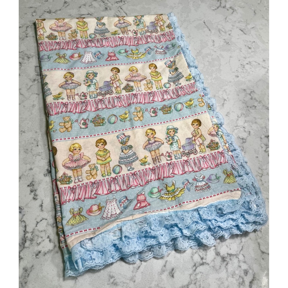 VTG 1995 Daisy Kingdom PaperDolls Sampler Coverlet Blue Lace Trim 44x55 Pristine